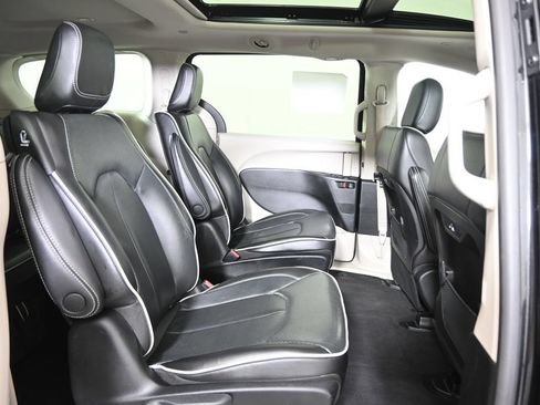 Used 2023 Chrysler Pacifica Limited FWD image 15