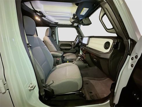 Used 2024 Jeep Wrangler Unlimited image 22