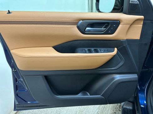 New 2025 Nissan Armada SL w/ Captain's Chari Seat Package image 18