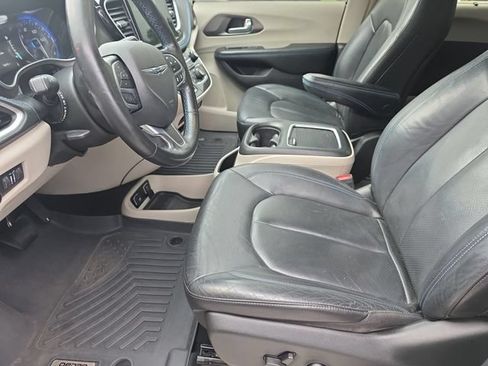 Used 2021 Chrysler Pacifica Touring-L FWD image 17