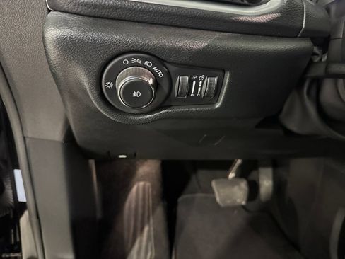 Used 2026 Chrysler Pacifica Limited FWD image 37