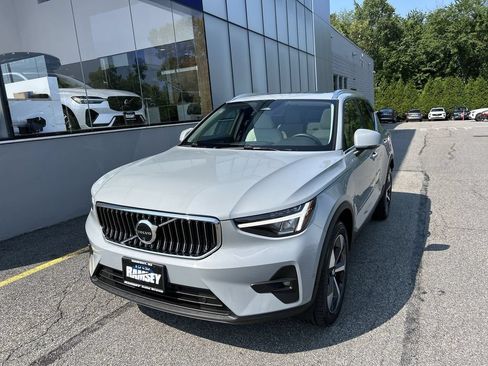 Certified 2025 Volvo XC40 B5 Plus AWD/4WD image 4