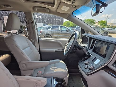 Used 2017 Toyota Sienna XLE Premium AWD/4WD image 39