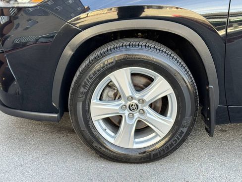 Used 2020 Toyota Highlander L AWD/4WD image 11