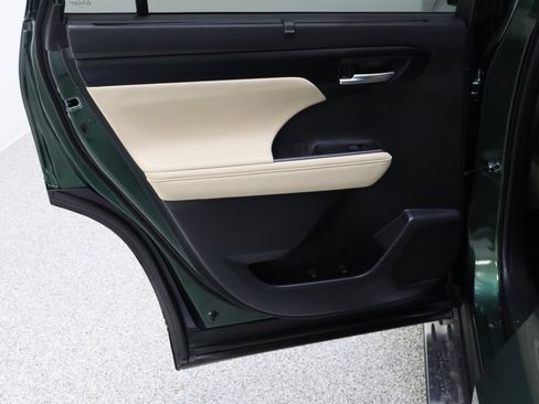 Certified 2025 Toyota Highlander XLE FWD image 28