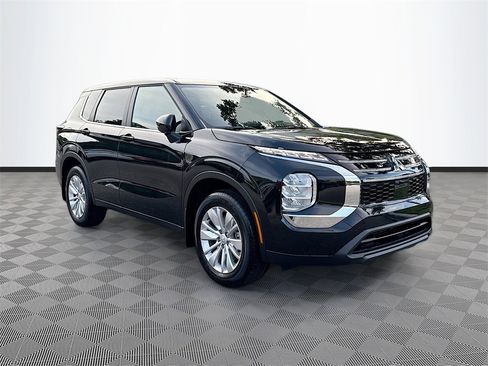 New 2025 Mitsubishi Outlander ES image 3