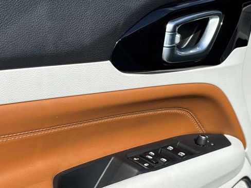 Used 2023 Jeep Compass Limited image 14