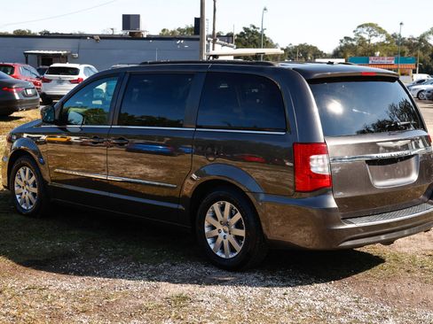 Used 2016 Chrysler Town & Country Touring image 5