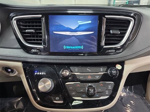 Used 2020 Chrysler Pacifica Limited image 19