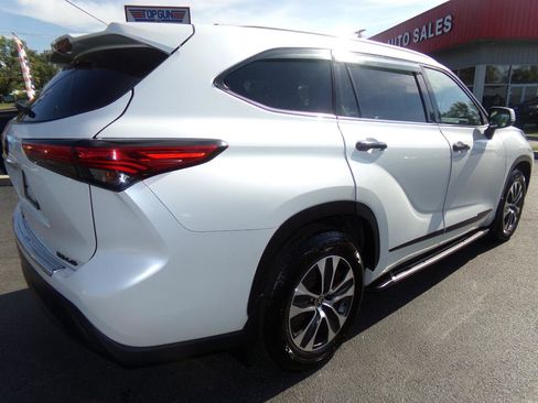 Used 2022 Toyota Highlander XLE image 3