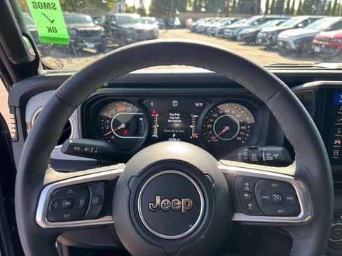 Used 2025 Jeep Wrangler Unlimited Sahara AWD/4WD image 28
