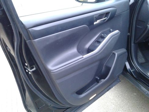 Used 2021 Toyota Highlander XLE image 17