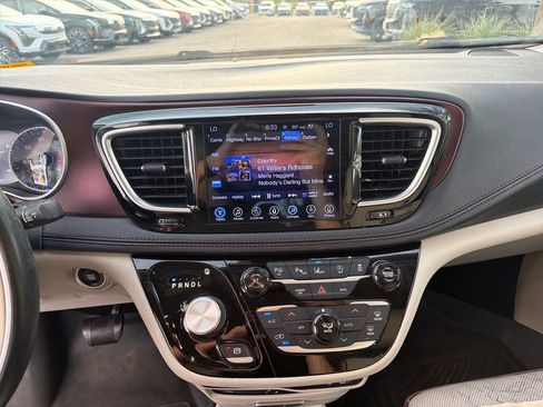 Used 2017 Chrysler Pacifica Limited FWD image 24