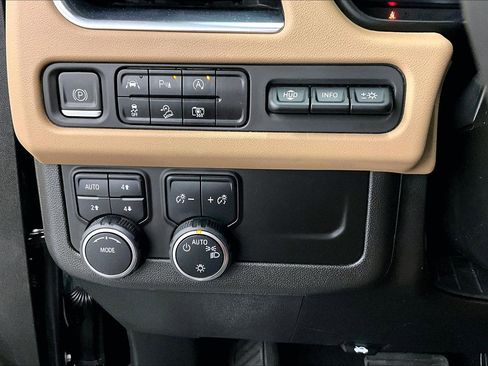 Used 2023 Chevrolet Suburban Premier AWD/4WD image 39