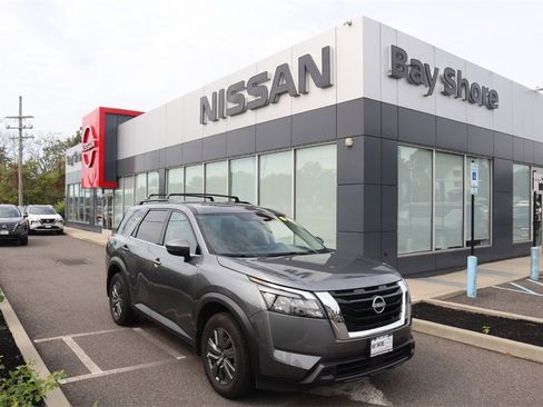 Certified 2025 Nissan Pathfinder SV image 2