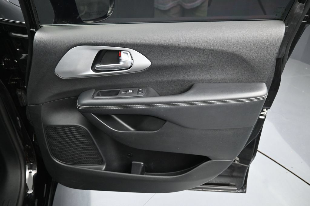 Used 2025 Chrysler Pacifica Limited FWD image 38