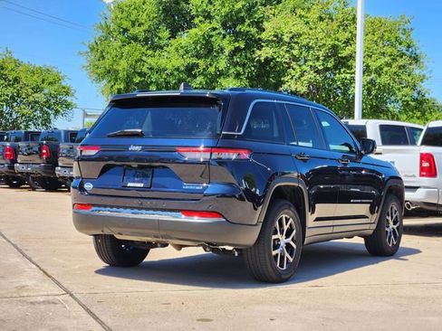 Used 2023 Jeep Grand Cherokee Limited image 7