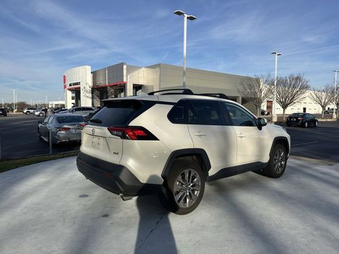 Used 2021 Toyota RAV4 XLE Premium image 10