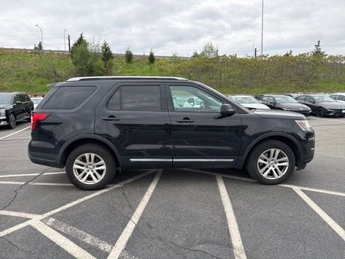 Used 2019 Ford Explorer XLT AWD/4WD image 2