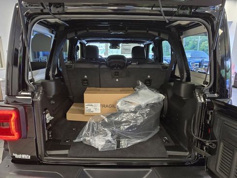 New 2025 Jeep Wrangler Unlimited Rubicon 392 image 10