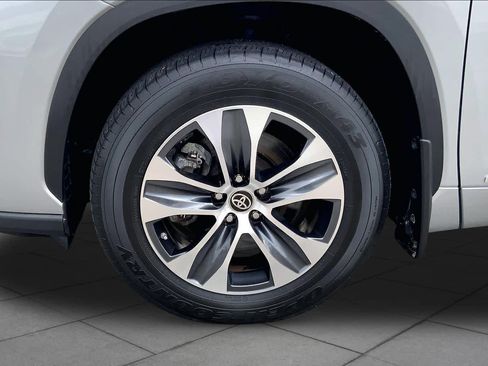 Used 2024 Toyota Highlander XLE AWD/4WD image 10