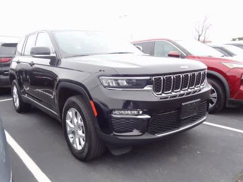 Used 2023 Jeep Grand Cherokee Limited image 3