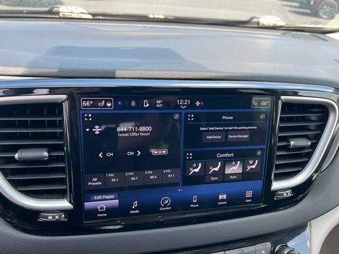Used 2023 Chrysler Pacifica Touring-L FWD image 18
