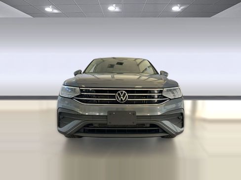 Used 2022 Volkswagen Tiguan SE w/ Panoramic Sunroof Package image 6