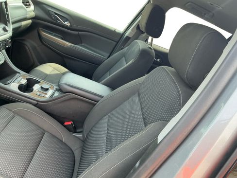 Used 2023 GMC Acadia SLE w/ Driver Convenience Package FWD image 9