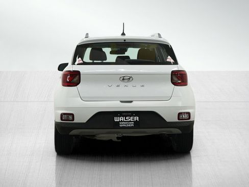Used 2024 Hyundai Venue SEL FWD image 4