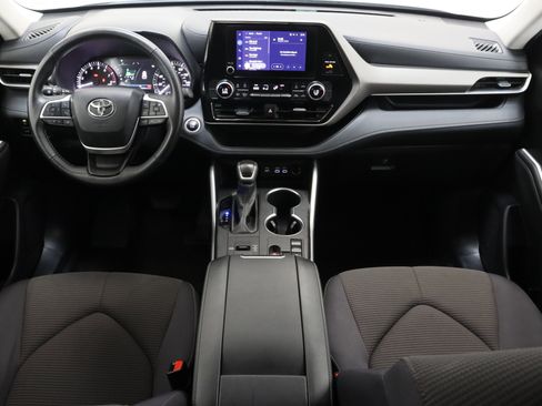 Certified 2025 Toyota Highlander LE FWD image 30