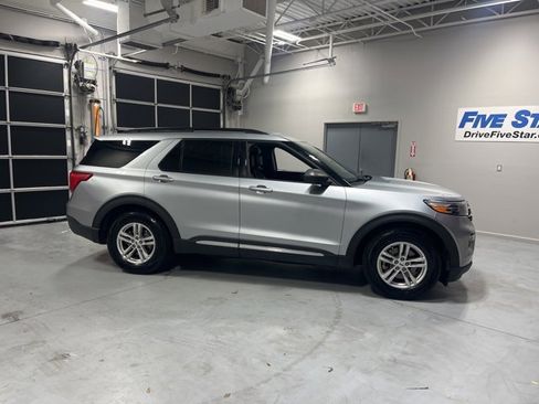 Used 2023 Ford Explorer XLT w/ Equipment Group 202A image 4