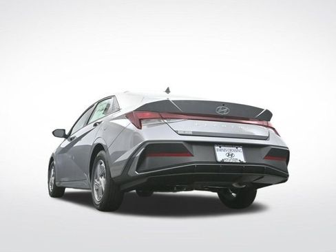 Used 2025 Hyundai Elantra SE FWD image 33