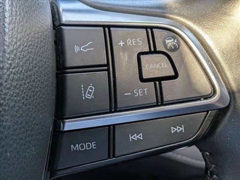 Used 2021 Toyota Highlander XLE AWD/4WD image 12