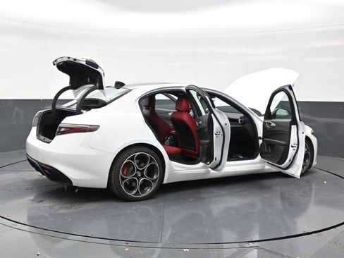 Used 2024 Alfa Romeo Giulia Veloce RWD image 28