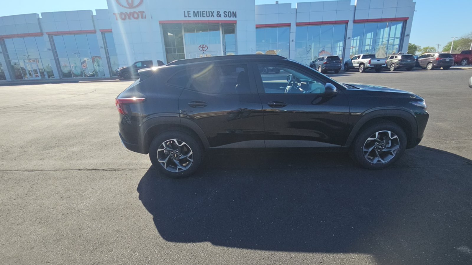 Used 2024 Chevrolet Trax LT w/ Driver Confidence Package FWD image 2