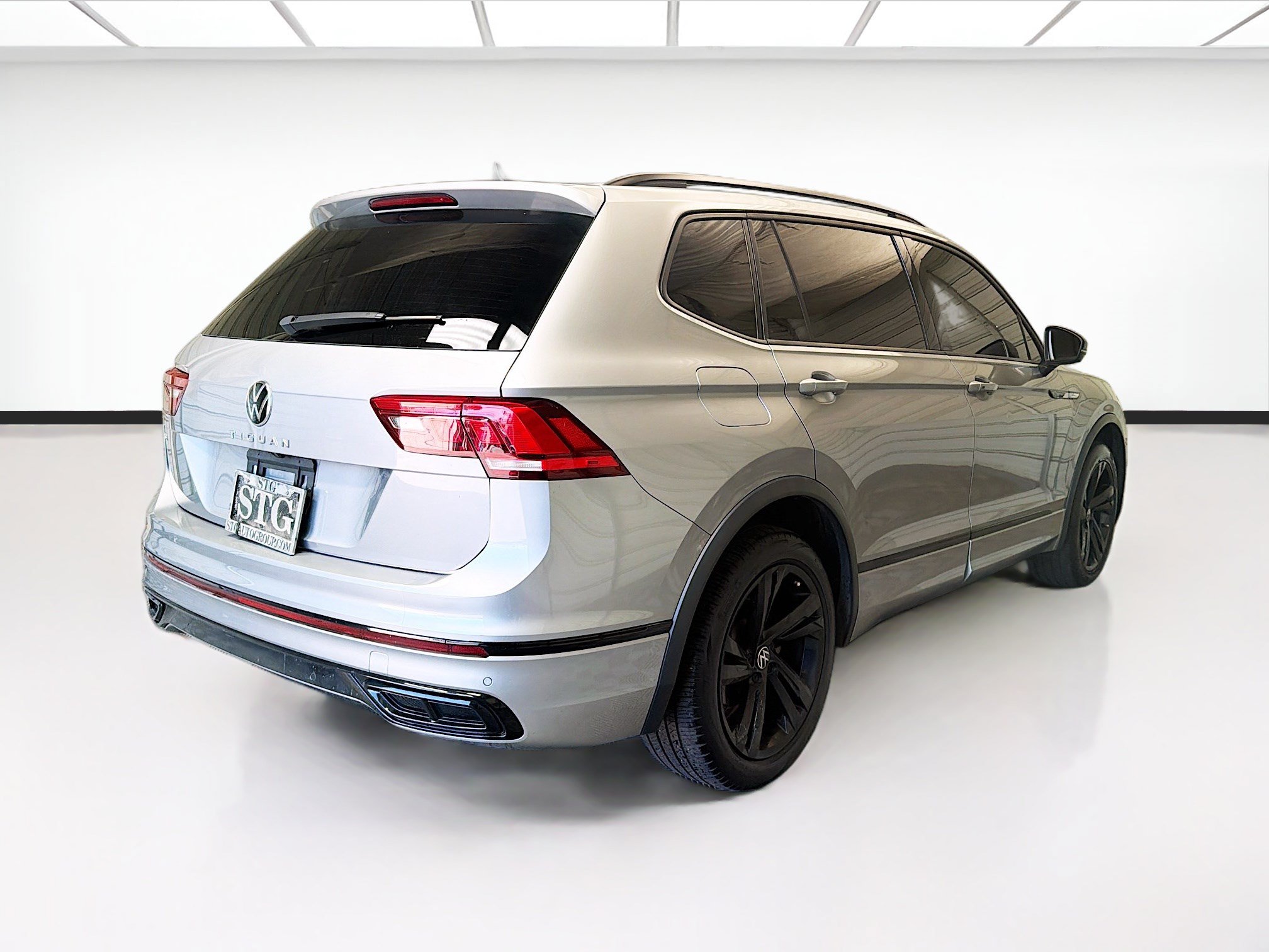 Used 2023 Volkswagen Tiguan SE R-Line FWD image 4