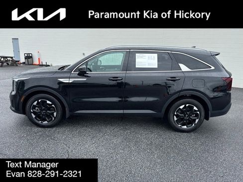Used 2025 Kia Sorento S w/ Panoramic Sunroof Package FWD image 4