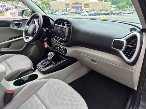 Certified 2022 Kia Soul LX w/ Technology Package FWD image 23