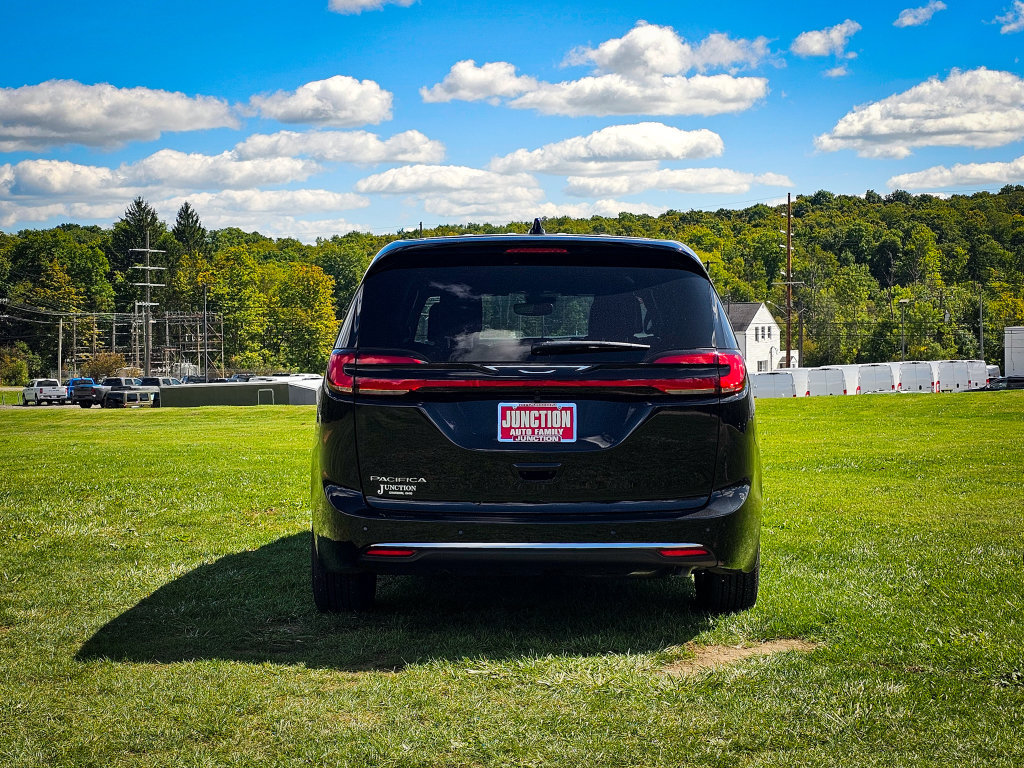 New 2027 Chrysler Pacifica Select FWD image 4