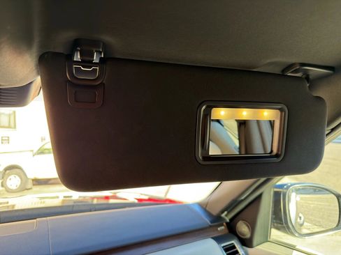 Used 2023 Land Rover Discovery Metropolitan Edition image 23