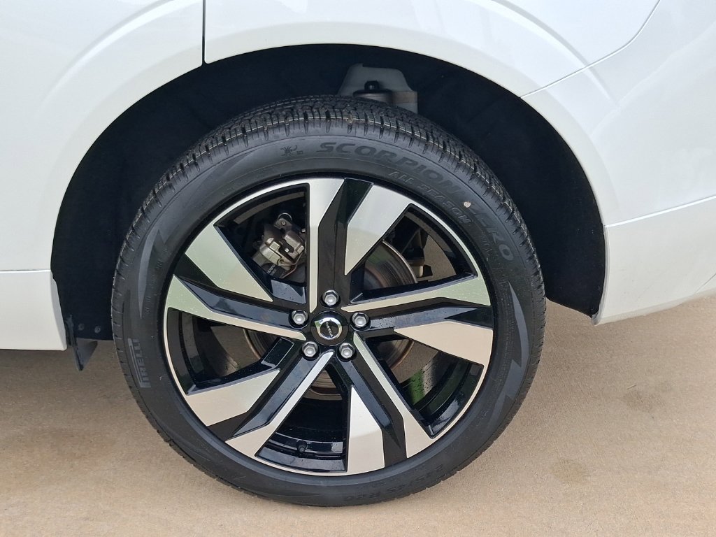 Certified 2024 Volvo XC60 B5 Core AWD/4WD image 4