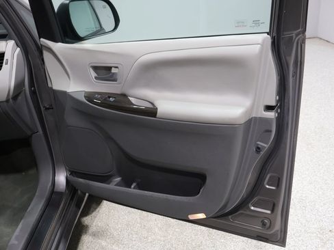 Used 2015 Toyota Sienna XLE AWD/4WD image 22