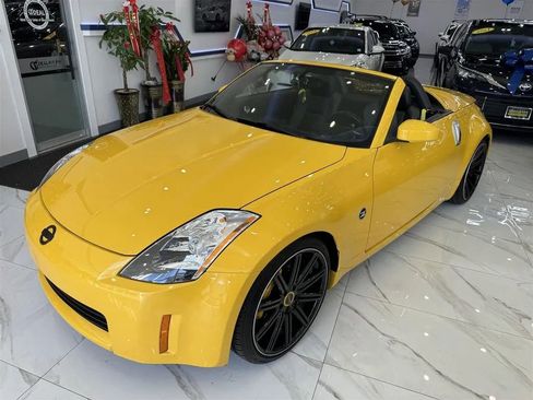 Used 2005 Nissan 350Z Touring RWD image 29