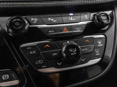 Used 2022 Chrysler Pacifica Touring-L w/ Uconnect Theater Family Group FWD image 34