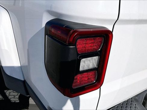 Certified 2020 Jeep Gladiator Overland AWD/4WD image 35