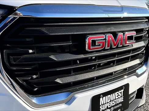 Used 2024 GMC Terrain SLE image 25