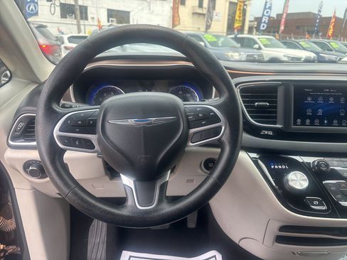 Used 2020 Chrysler Voyager Lxi FWD image 17