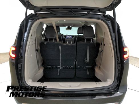 Used 2023 Chrysler Pacifica Touring-L FWD image 29