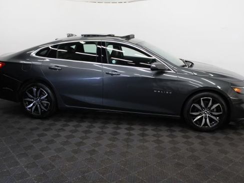 Used 2017 Chevrolet Malibu LT w/ Leather Package FWD image 4